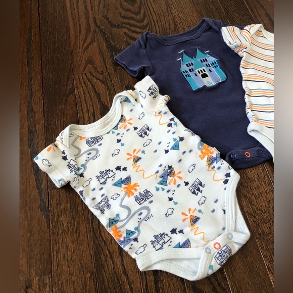 Rosie Pope x4 Bundle: Boys 3-6M “King of the Castle” Short-Sleeve Onesie Set - Picture 2 of 9